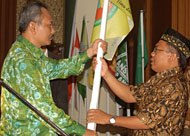 Penyerahan bendera organisasi dari Syukur Sabang kepada Ketua IKA-PMII Kukar  Abdul Kadir