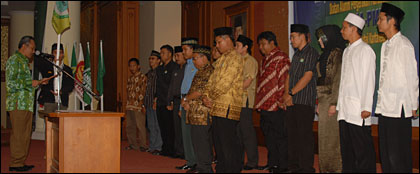 Syukur Sabang saat mengukuhkan kepengurusan PC IKA-PMII Kukar masa bakti 2009-2014