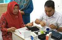 dr Ferdian Eris Prianto melakukan pemeriksaan kesehatan terhadap salah seorang guru