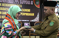 Asisten I Setkab Kukar Akhmad Taufik Hidayat menyerahkan cenderamata kepada 