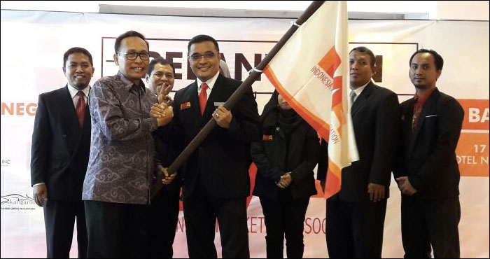 Pelantikan pengurus IMA Chapter Kukar ditandai pula dengan penyerahan bendera organisasi dari Presiden IMA M Arif Wibowo kepada Hariyanto