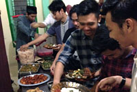 Para mahasiswa Kukar di Yogyakarta menikmati hidangan santap malam pada kegiatan buka puasa bersama, Kamis (18/06) petang
