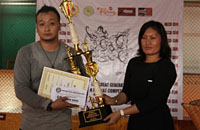 Perwakilan tim Pekanbaru menerima hadiah Juara I dari pihak sponsor Club Rini