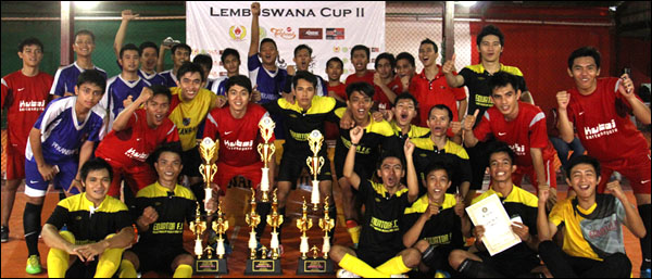 Para juara turnamen futsal Lembuswana Cup II dari Pekanbaru, Kalimantan Barat dan Kutai Kartanegara tetap sportif dan kompak hingga berakhirnya turnamen