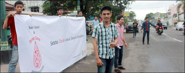 Para mahasiswa Kukar di Yogyakarta beaksi di depan asrama Kukar, Jalan AM Sangaji, Yogyakarta, untuk mengajak warga ikut mendonorkan darahnya