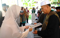 Bupati Rita Widyasari menyerahkan bantuan Pemkab Kukar berupa 1 ekor sapi kepada Ketua Panitia Kurban Masjid Agung Sultan Sulaiman H Juremi 