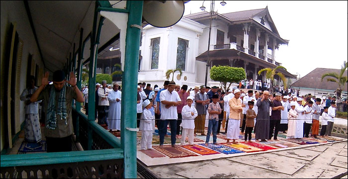 Jamaah Masjid Jami Hasanuddin melaksanakan salat Ied hingga pelataran samping masjid dan Kedaton Kutai Kartanegara 