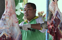 Petugas dari RPH Tenggarong dilibatkan untuk memotong daging kurban