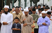 Jamaah Masjid Jami' Hasanuddin dengan khusuk melaksanakan salat Ied