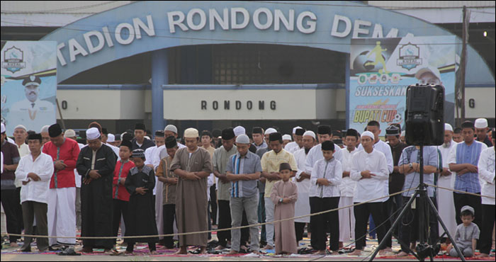 Sebagian umat Muslim Tenggarong melaksanakan salat Ied di lapangan parkir Stadion Rondong Demang, Tenggarong