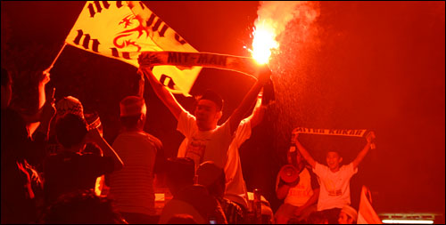Kelompok suporter Mitra Mania ikut ambil bagian dalam pawai takbir keliling Tenggarong, Sabtu (18/08) malam