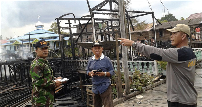 Kebakaran di desa Bukit Jering, Muara Kaman, Jum'at (08/07) kemarin, menghanguskan 4 buah rumah warga