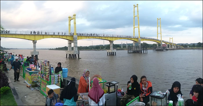 Sejak Jembatan Repo-Repo diresmikan, Pulau Kumala langsung menjadi tempat tujuan wisata di Kukar yang laris manis diserbu wisatawan lokal