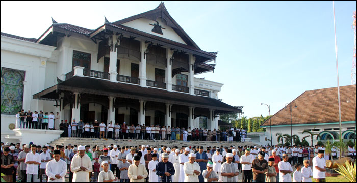 Jamaah salat Ied di Masjid Jami' Hasanuddin Tenggarong membludak hingga ke halaman Kedaton Kutai Kartanegara 