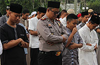 Para jamaah dengan khidmat melaksanakan salat sunnah Idul Fitri