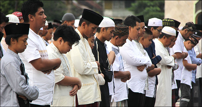 Sebagian jamaah saat melakukan salat Ied di halaman Masjid Agung Sultan Sulaiman, Tenggarong, Jum'at (15/06) pagi