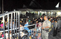 Barikade disiapkan dari Jalan Mayjen Sutoyo menuju Pendopo Odah Etam untuk memininalisir desak-desakan warga