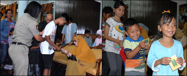 Senyum ceria anak-anak (foto kanan) setelah mendapatkan amplop berisi uang yang diserahkan Bupati Rita Widyasari (foto kiri)