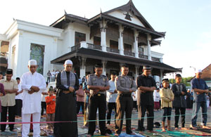 Jamaah salat Ied Masjid Jami' Hasanuddin meluber hingga ke halaman Kedaton Kutai Kartanegara