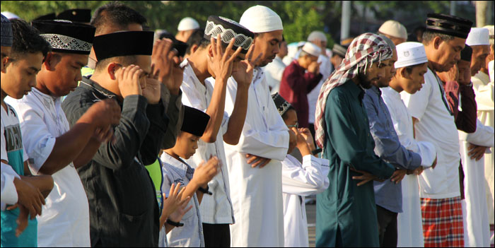 Umat Muslim di kota Tenggarong saat melaksanakan salat Ied di halaman Masjid Agung Sultan Sulaiman, Tenggarong, Jum'at (17/07) pagi