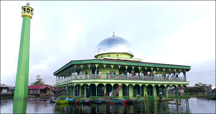 Lantai dasar Masjid Nurul Iman di Muara Kaman masih terendam banjir musiman akibat luapan sungai Mahakam