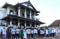 Jamaah salat Ied Masjid Jami Hasanuddin, Tenggarong, meluber hingga halaman Kedaton Kutai Kartanegara