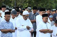 Sebagian jamaah Masjid Al Qadar, Kelurahan Melayu, Tenggarong, melaksanakan salat Ied di jalan 
