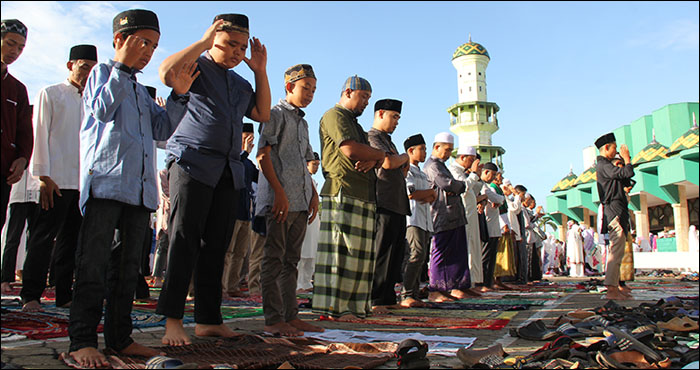 Sebagian jamaah melaksanakan salat Ied di halaman Masjid Agung Sultan Sulaiman, Tenggarong, Rabu (05/06) pagi  