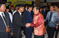 Staf Ahli Bupati Kukar HM Hardi memberikan ucapan selamat kepada para pengurus Ikapakarti Kukar yang baru dilantik
