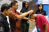 Staf Ahli Bupati Kukar Didi Ramyadi mengalungkan medali emas kepada para pemain DBMSDA C yang memenangkan turnamen Isyma Cup III 2013
