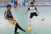 Pertandingan pertama Isyma Cup III 2013 mempertemukan juara bertahan BM Pengairan Samarinda vs Irma FC. Tim BM Pengairan menang telak 12-0 atas Irma FC