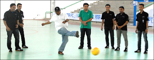 Pembukaan turnamen futsal Isyma Cup 2013 ditandai dengan penendangan bola oleh Ketua Umum KONI Kukar Abdul Rasyid menendang di Gedung Bela Diri, GOR Aji Imbut, Tenggarong Seberang, Sabtu (07/12) siang