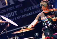 Aksi Ketua TDC Ivan Fahrani yang juga drummer grup Kapital