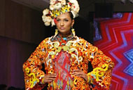 Peragaan busana <i>Tales From Kutai</i> di ajang JFFF 2010 yang mendapat perhatian antusias kalangan pecinta mode di Jakarta