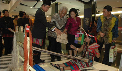 Proses tenun kain tradisional Ulap Doyo menarik perhatian para pengunjung stan promosi Erau Pelas Tujuh Benua