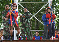 Peserta Jamcab hingga panitia pun ikut antri untuk menggunakan Flying Fox