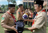 Pj Bupati Sulaiman Gafur (kanan) menyerahkan tenda secara simbolis kepada Kawaran peserta Jamcab Pramuka  Kukar  2010