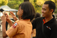 Kru Lensa Kukar membimbing salah seorang peserta Jamcab 2010 tentang teknik memotret