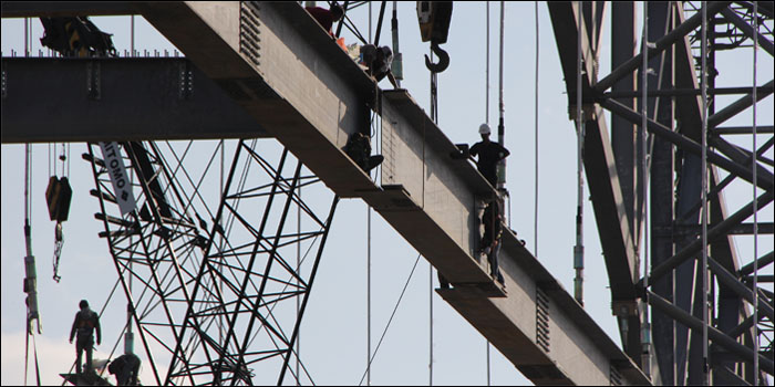 Para pekerja bersiap menyambungkan tie beam atau balok penyangga lantai jembatan Kartanegara di sisi hulu, Sabtu (15/08) sore