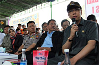 ketua komisi V DPR RI H Mulyadi (kanan) saat menyampaikan maksud tinjauannnya ke Jembatan Kartanegara