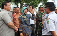 Bupati Kukar Rita Widyasari (tengah) saat mendampingi Menkokesra Agung Laksono ke lokasi ambruknya Jembatan Kartanegara