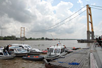 Para petugas SAR dilarang terlalu mendekat dua pilar utama Jembatan Kartanegara yang kini dalam keadaan kritis dan rawan ambruk