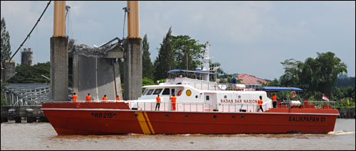 Sebuah kapal Badan SAR Nasional ikut diturunkan untuk melakukan pencarian korban ambruknya Jembatan Kartanegara 