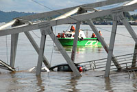 Memasuki hari ke-17 setelah ambruknya Jembatan Kartanegara, satu jasad korban ditemukan mengambang sekitar 6 km dari lokasi kejadian