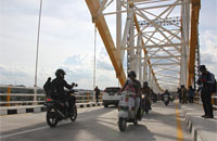 Selama pembongkaran temporary tower, warga dapat menggunakan jembatan Kartanegara dari jam 06.00 hingga 18.00 WITA 