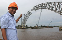 Kepala DBMSDA Kukar Ahyani Fadhianur Diani memantau langsung proses pemasangan balok baja pertama yang menyambungkan rangka bentang sisi Tenggarong dan Tenggarong Seberang 