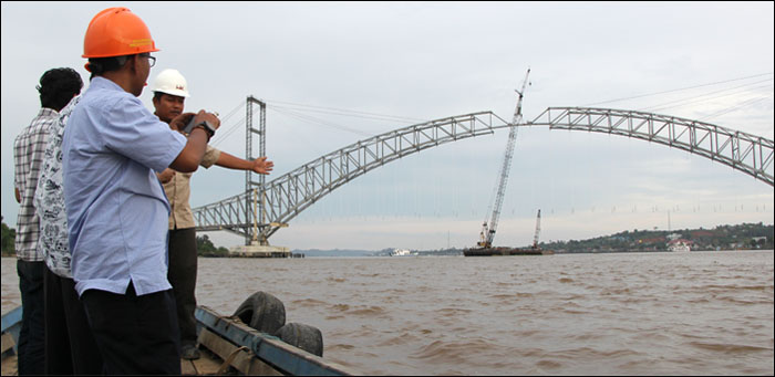 Dengan menggunakan perahu motor, Kepala DBMSDA Kukar Ahyani Fadhianur Diani memantau proses penyambungan rangka bentang utama Jembatan Kartanegara, Kamis (11/06) sore