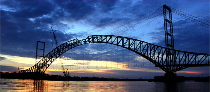 Perakitan busur pelengkung bentang utama Jembatan Kartanegara saat dikerjakan hingga Senin (15/06) petang
