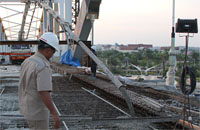 Para pekerja saat menuntaskan pengecoran lantai jembatan pada segmen terakhir di sisi Tenggarong 
