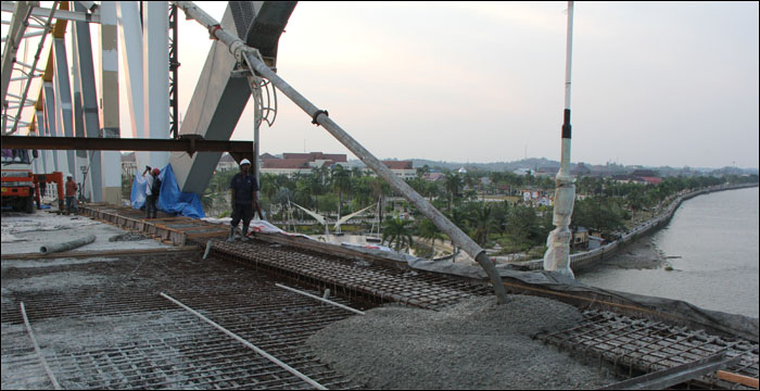 Pengecoran pada satu segmen terakhir lantai jembatan Kartanegara dikerjakan pada Rabu (28/10) petang kemarin   